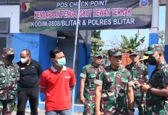 Danrem 081/DSJ saat pengecekan pos PMK di Blitar