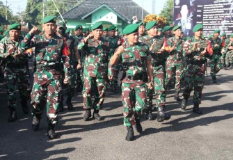 Yel yel penyambutan Danrem 081/DSJ di Yonif 511/DY