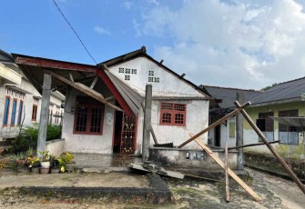 Rumah rusak diterjang angin kencang