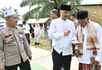 Kapolres Aceh Timur saat Serahkan Dua Hewan Qurban ke Dayah Baitul Huda, Peudawa