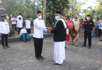 Dandim Tulungagung saat serahkan hewan qurban di Masjid Al Munawwar 