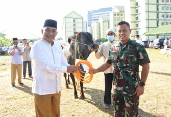 Pangdam Jaya saat menyerahkan hewan qurban 