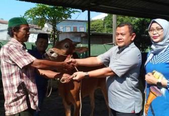 Dandim Jakarta Timur saat menyerahkan hewan kurban 