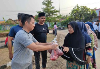 Warga saat menerima paket daging qurban lapas Cilegon 