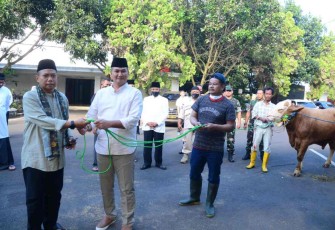Pangdam Siliwangi saat menyerahkan hewan qurban 