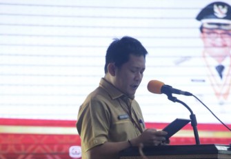 Pejabat Sekda Kota Bitung Rudy Theno saat membacakan sambutan Walikota Bitung