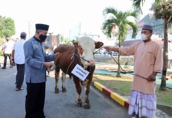 Kapolda Jateng saat menyerahkan hewan qurban 