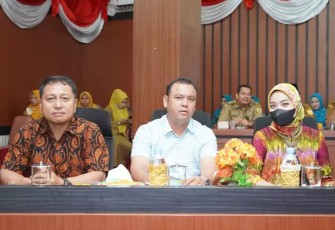 Penilaian lomba desain batik khas daerah Kabupaten Labuhanbatu Selatan di Aula Command Center, Senin (11/07/2022).