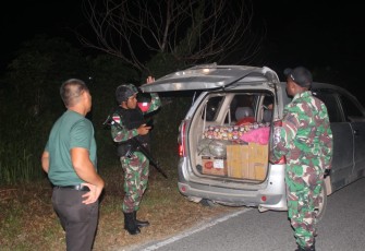 Sweeping malam hari satgas Yonarmed 19/105 Trk Bogani di perbatasan 