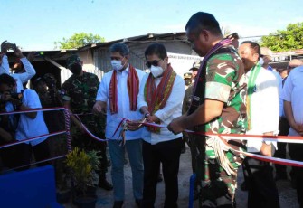 Pangkostrad saat meresmikan sumur bor