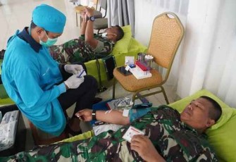 Donor darah prajurit Korem 091/ASN