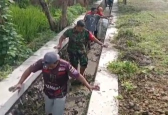 Gotong royong bersihkan selokan bersama warga