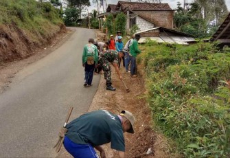 Gotong royong bersama warga binaan bersihkan parit