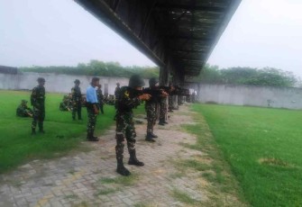Latihan menembak siswa Dikmaba TNI AL Angkatan 41/2 Pusdiktek Kodiklatal