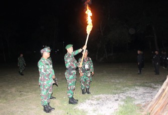 Dandim Palangka Raya saat Pimpin Upacara Api Unggun Dalam Malam Puncak Pelatihan Bela Negara Beta Talawang 1 