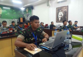 Sertu Aslan saat mengikuti Diklat Editing Video di Dispenad