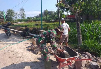 Berjibaku bangun talud jalan bersama warga binaan