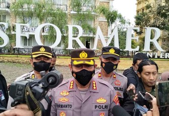 Kombes Dirmanto saat konferensi pers olah TKP di sekolah SPI Kota Batu
