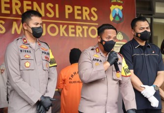 Kapolres Mojokerto saat konferensi pers kasus pencabulan anak