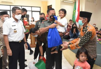 Pangdam Jaya saat menggendong anak dalam grebek stunting di kelurahan pondok kopi duren sawit