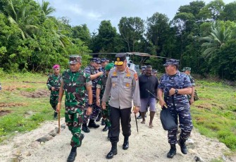 Pangdam Kasuari saat kunjungi satgas pamputer di pulau Fani