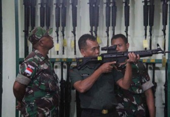 Staf Intelijen Kodam V/Brw saat mengecek senjata laras panjang