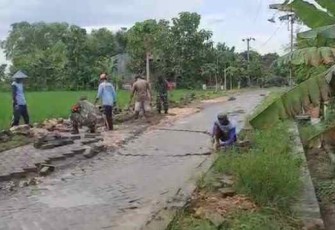 Pasang paving blok bersama warga binaan