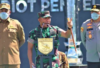 Pangdam Kasuari saat pengarahan apel bersama prajurit TNI Polri di Makodam