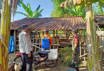 Penyemprotan kandang ternak warga binaan