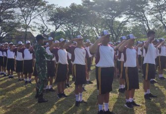 Latih siswa baris berbaris di SMPN 6 Ponorogo 