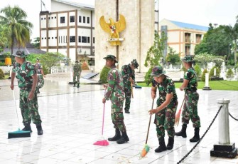 Gotong royong bersihkan lingkungan jelang HUT ke 64 Kodam VI/Mlw
