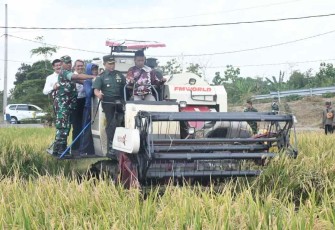 Danrem 081/DSJ saat menaiki traktor panen raya padi