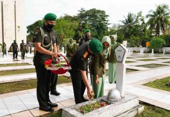 Danrem 091/ASN saat tabur bunga di TMP Kesuma Bangsa
