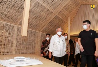 Menteri Basuki saat melihat design arsitektur di ajang ARCH:ID 2022 