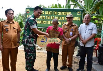 Dandim saat menyerahkan kunci rumah