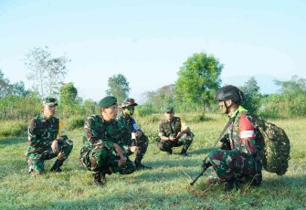 Kasdivif 2 Kostrad saat tinjau latihan prajurit di Pasuruan 