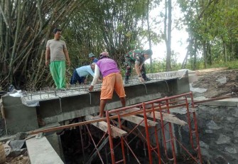 Berjibaku bersama warga bangun jembatan