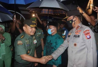 Kapolda Kalteng saat menyambut kedatangan Kasad
