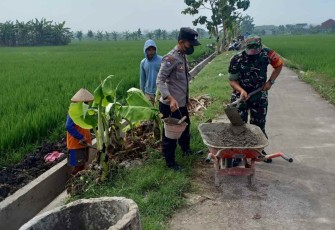 Bangun saluran irigasi bersama masyarakat binaan