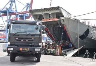 KRI Teluk Hading-538 saat Embarkasi Materiil Satgas Pamtas RI-Malaysia