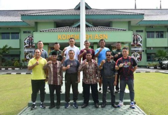 Danrem 091/ASN foto bersama panitia Hari Bakau 