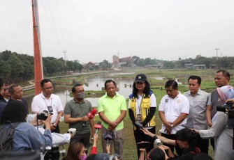 Mendagri dan Mensesneg saat meninjau  TMII