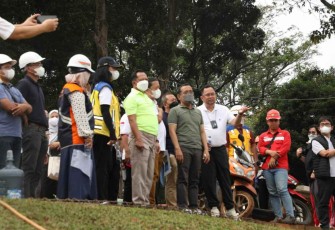 Mendagri (kaos hijau) saat meninjau revitalisasi TMII