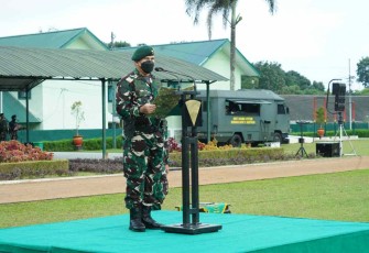 Pangdivif 2 Kostrad saat membacakan amanat Kasad 