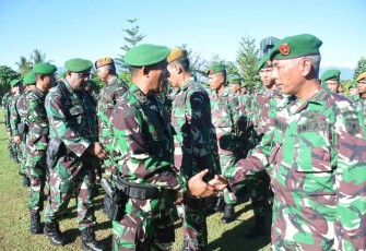 Pangdam Kasuari saat melepas Sat BKO Apter Kodim