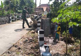 Kerja bakti bangun jembatan bersama warga binaan