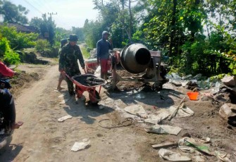 Wujud kebersamaan bersama warga binaan dengan gotong royong 