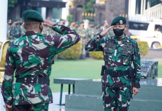 Kaskostrad saat pimpin upacara bendera