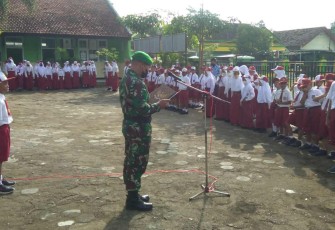Sertu Miseno saat menjadi Irup di SDN 1 desa Ngadirejan