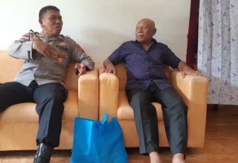 Suasana hangat saat silaturahmi ke rumah tokoh adat